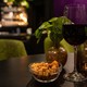 Cocktailnüsse und ein glas rotwein
